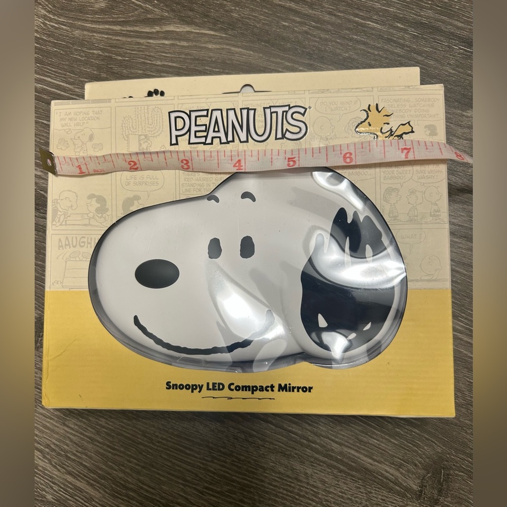 Snoopy LED Compact Mirror. . 2x Magnified Top Mirror. NEW - Picture 4 of 4